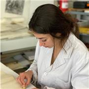 Titulada en Conservación y Restauración, con Máster en Restauración de patrimonio fotográfico, con un alto conocimiento en artes